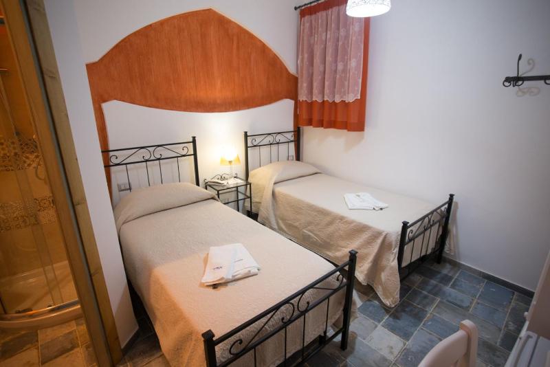 Twin Room image 4