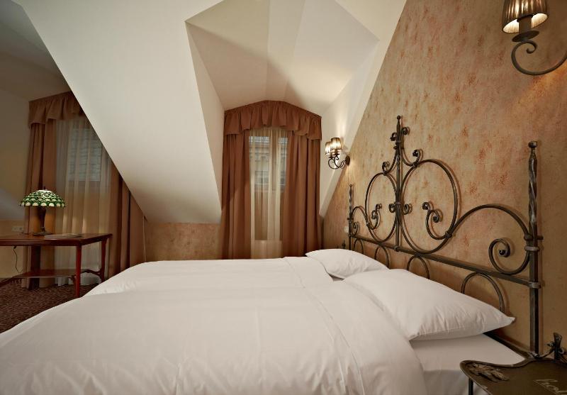 Standard Double Room image 3