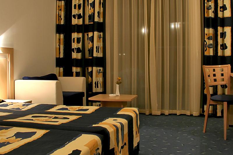 Twin Room with Balcony image 2