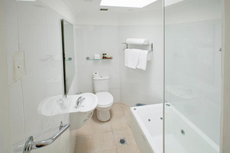 Superior King Suite image 3