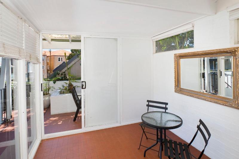 Queen Room - Pet Friendly image 4