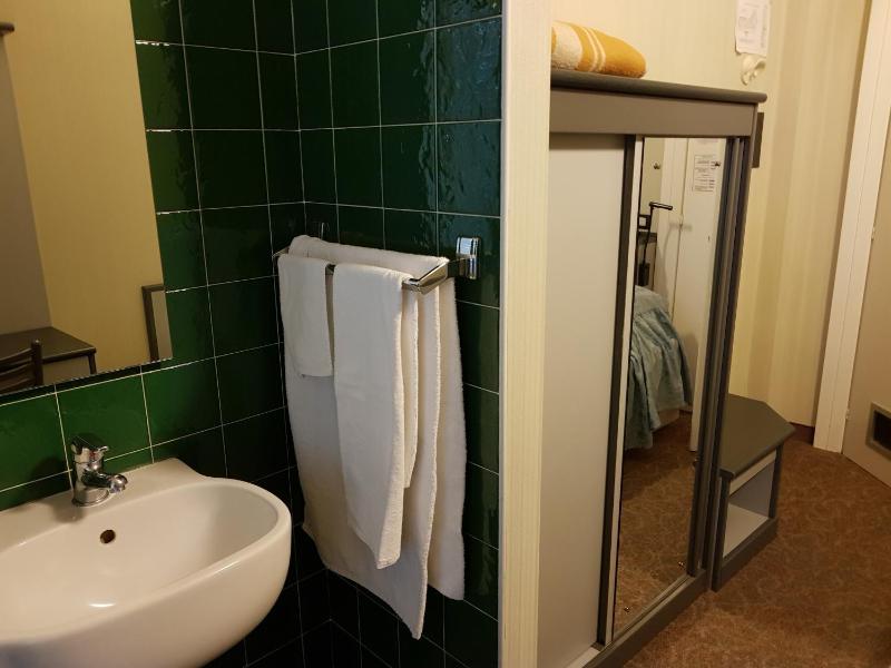 Single Room with Shared Bathroom image 2