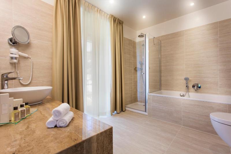 Deluxe Double Room image 2