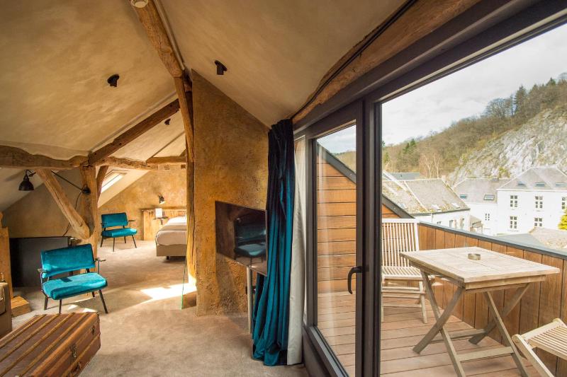 Deluxe Double Room with Balcony image 2