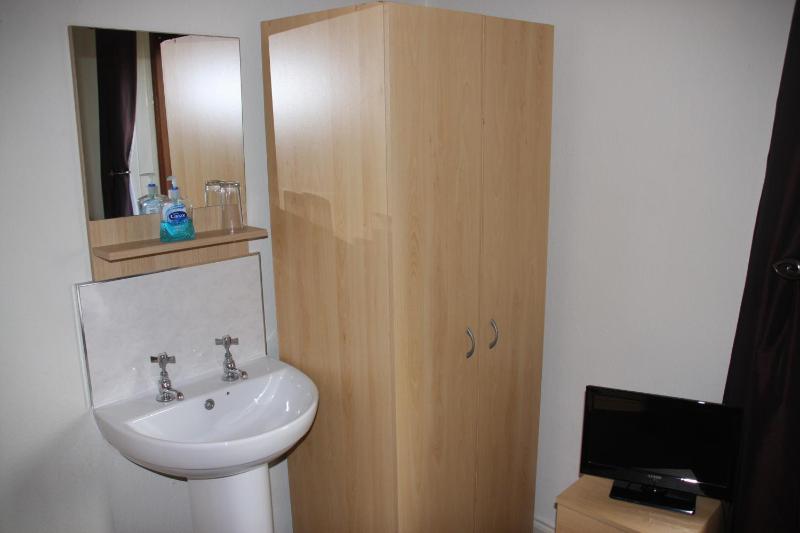 Single Room with Shared Bathroom image 3