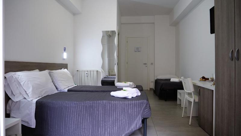 Twin Room with Balcony image 4