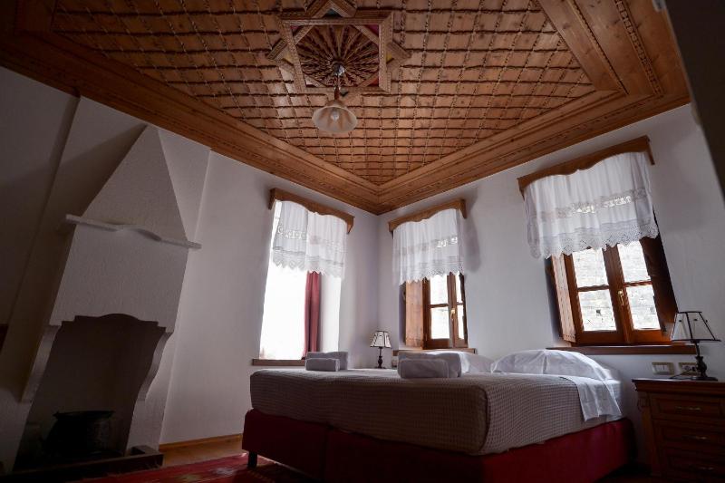 Double or Twin Room image 3