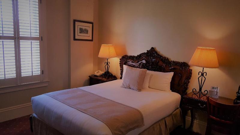 Queen Room image 4