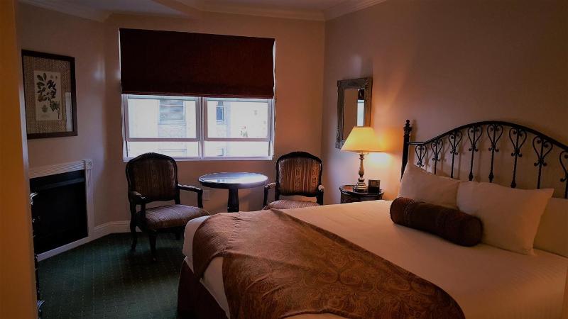 Deluxe King Room image 3