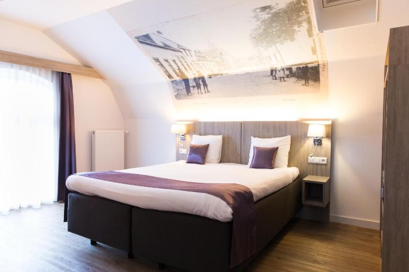Deluxe King Room image 2