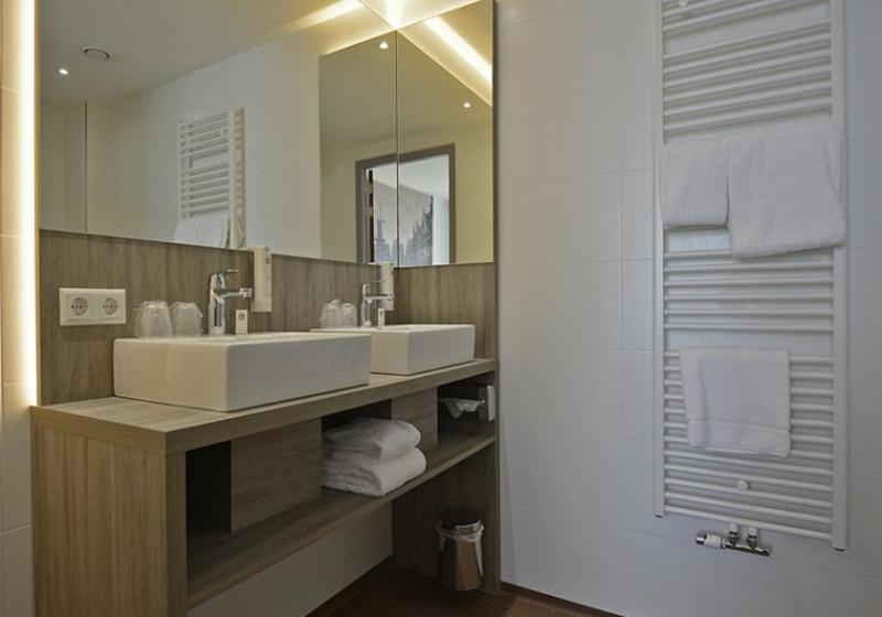 Deluxe King Room image 1