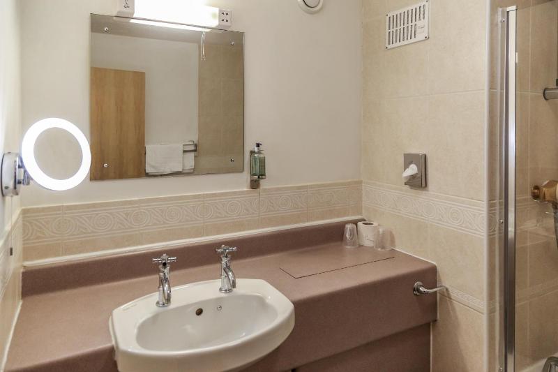 Twin Room image 4
