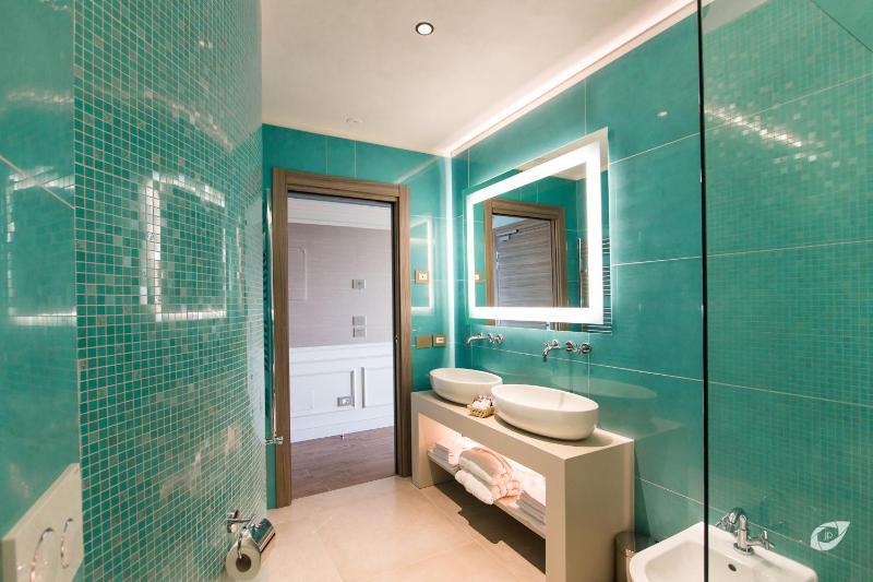 Double Room with Balcony image 4