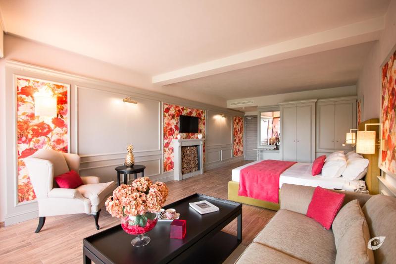 Deluxe King Room image 1