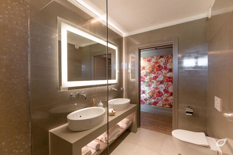 King Room image 4
