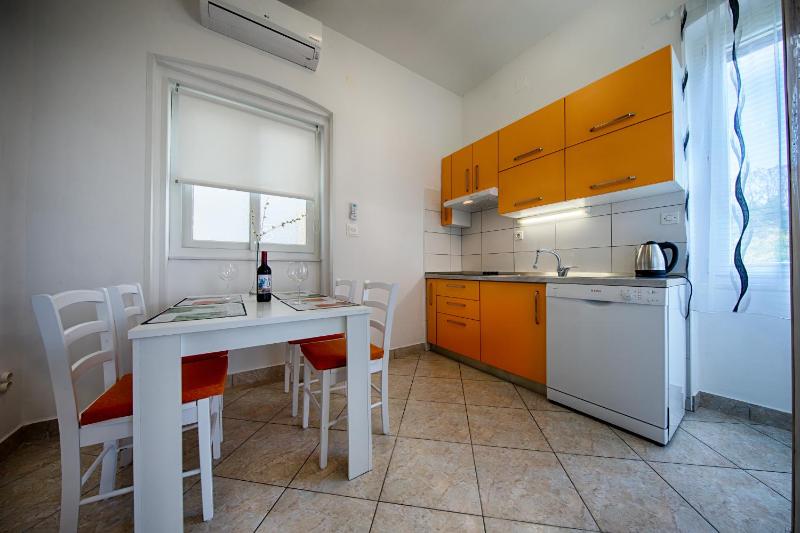 One Bedroom Apartment with Sea View image 4