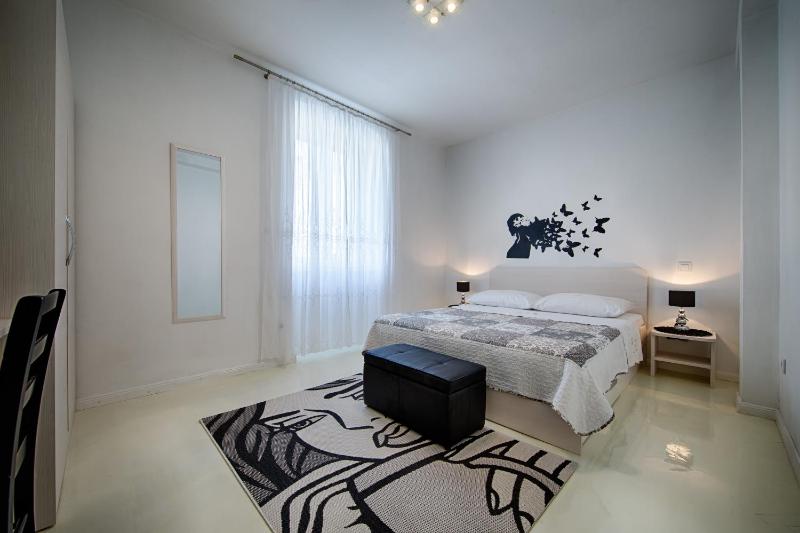 One Bedroom Apartment with Sea View image 3