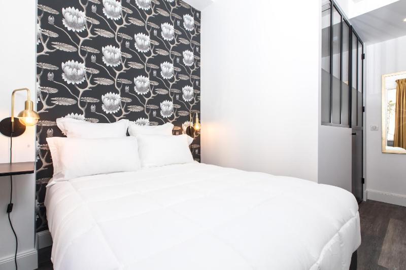 Small Double Room with street view image 3