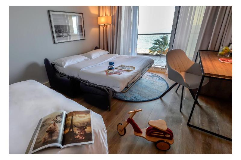 Family Room with Sea View and Terrace image 4