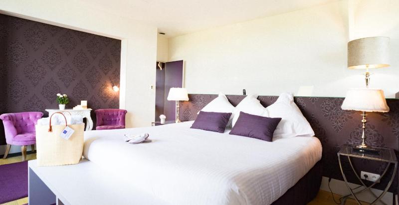 Executive Queen Room image 3