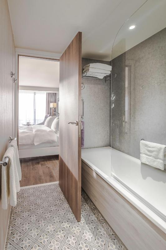 Family Room with Sea View and Terrace image 2