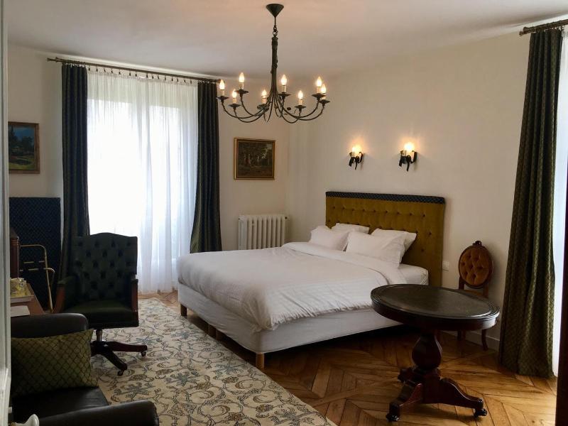 Deluxe King Room image 4