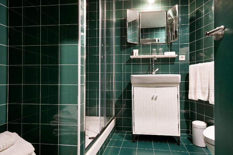 Quadruple Room image 4