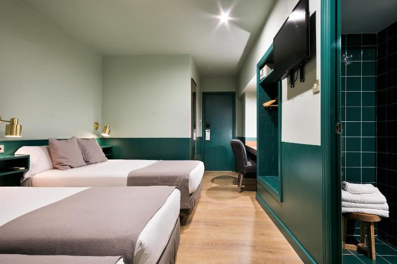 Quadruple Room image 3