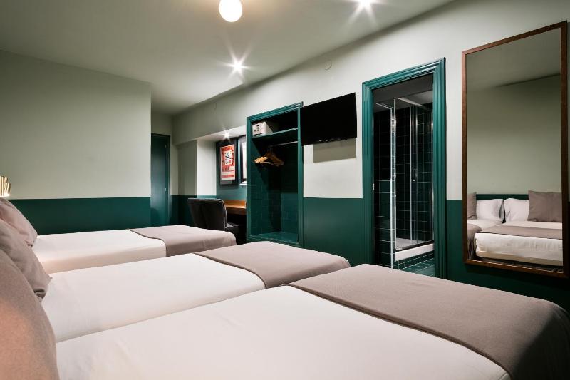 Quadruple Room image 2