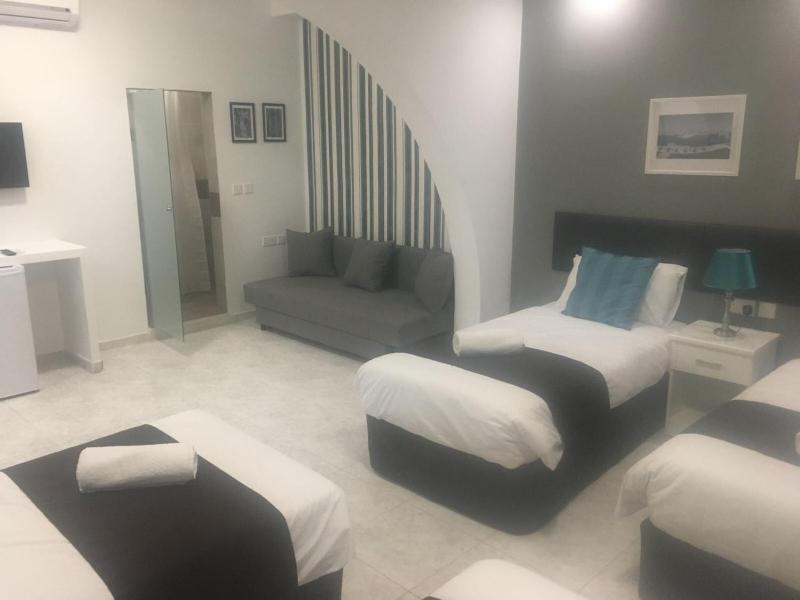 Deluxe Quadruple Room image 3