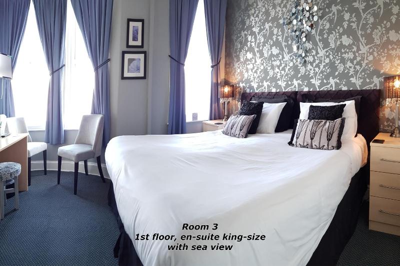 Rm 3 Superior King Room with Sea View - First Floor image 3