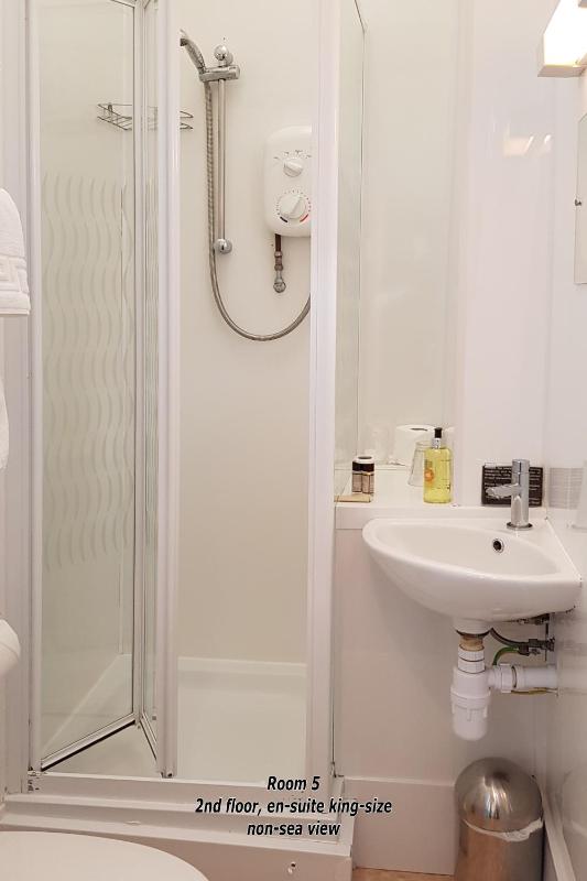 Rm 5 King Room - Second Floor image 4