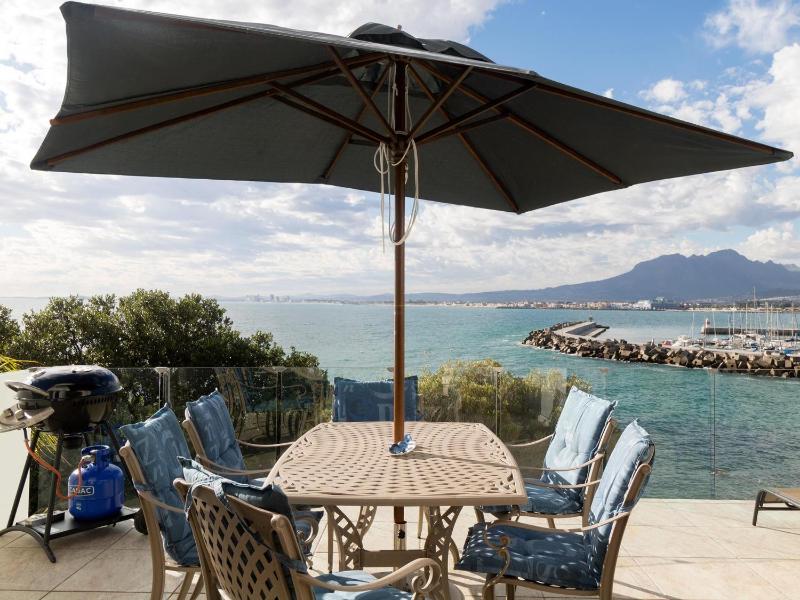 'The View' on Bikini Beach Seafront 2 bedroom Sleeps 4 - image 16