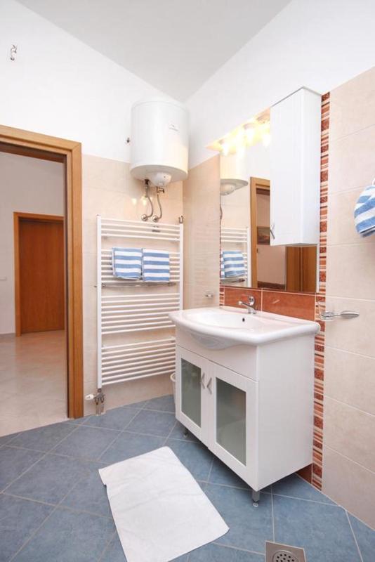 Three-Bedroom Apartment with Terrace and Sea View image 1