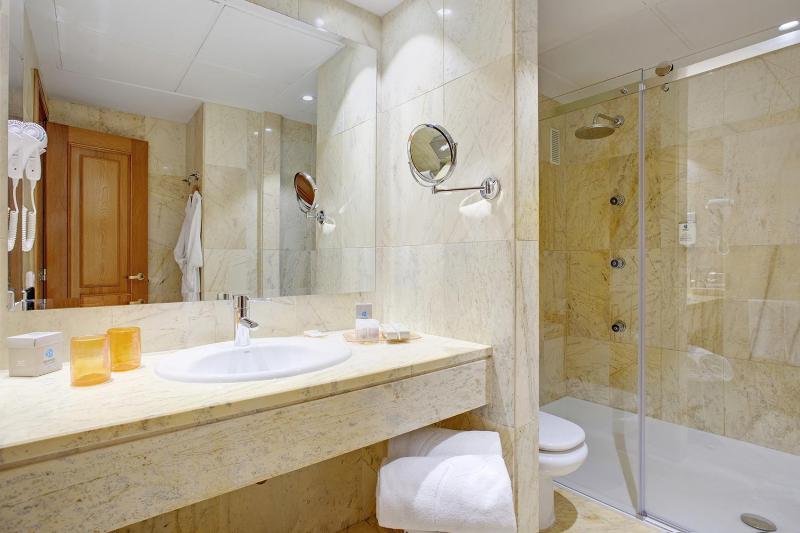 Premium Suite (2 Adults + 1 Child) image 3