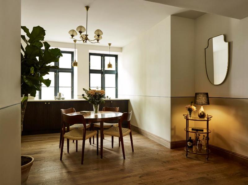Sanders Suite image 3