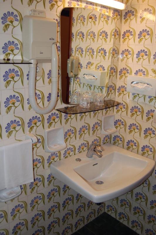 Economy Double or Twin Room with Sea View image 3