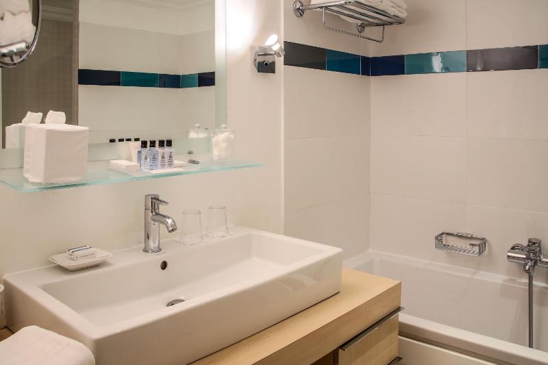 Deluxe Room with Sea View image 2