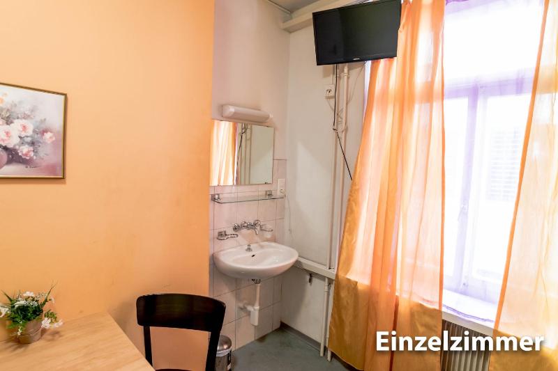 Single Room with Shared Bathroom image 1