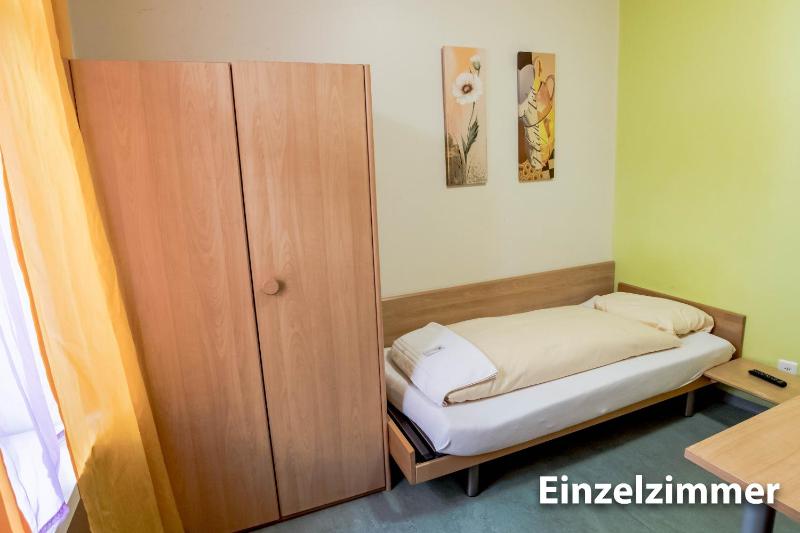 Single Room with Shared Bathroom image 3