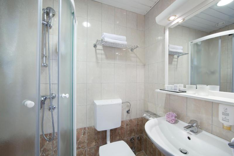 Double or Twin Room image 3