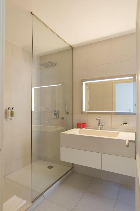 Standard Double Room image 3