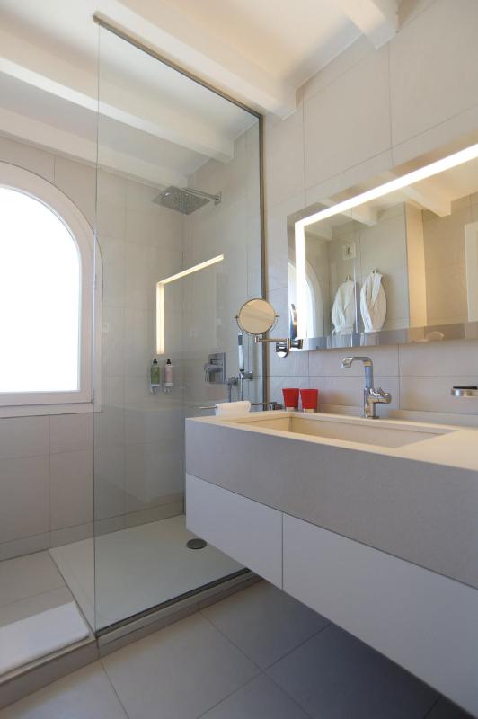 Double Room with Harbour View image 4