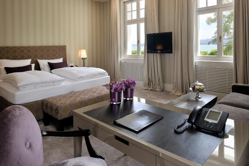 Deluxe Room with Direct lake view image 3