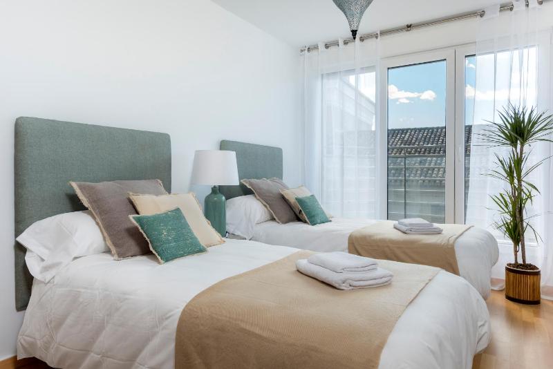 Three-Bedroom Apartment with Terrace image 4