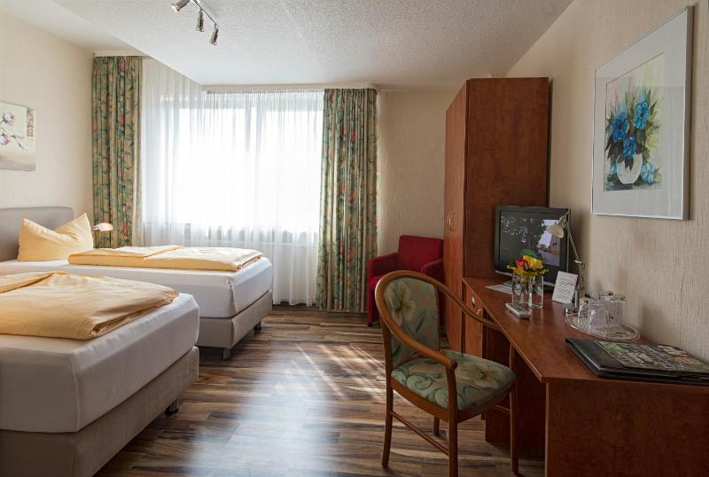 Standard Double Room image 3
