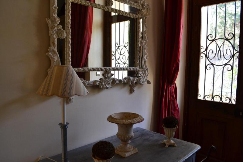 Queen Room with Garden View image 1