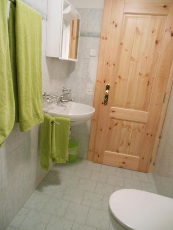Economy Twin Room image 4
