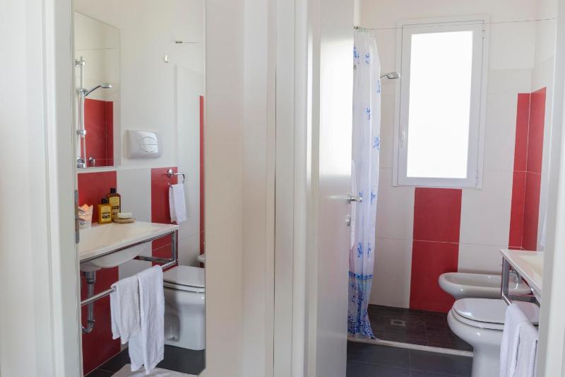 One-Bedroom Apartment with Sea View image 3