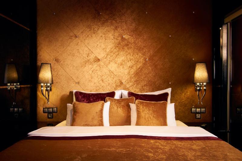 Luxury Suite with Hot Tub and View image 3